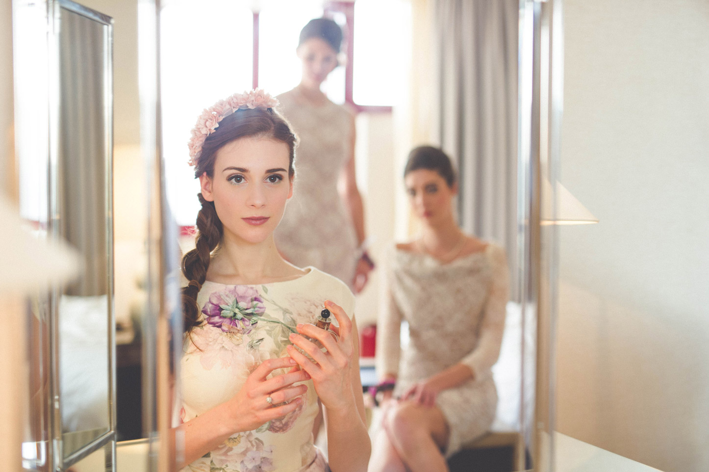 Brautkleid mit Blumenprint - vor Spiegel