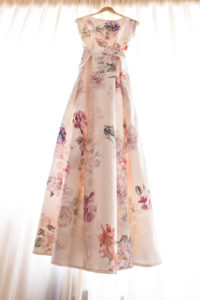 Brautkleid mit Blumenprint am Fenster