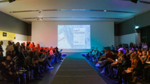 Modenschau Fast Fashion Ausstellung