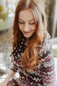 Strickpullover von Andrea Droemont, getragen von unserem Model Theresa